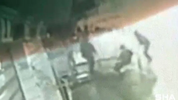 Zeytinburnu'nda sopalı saldırgan bir kişiyi komaya soktu: O anlar kamerada