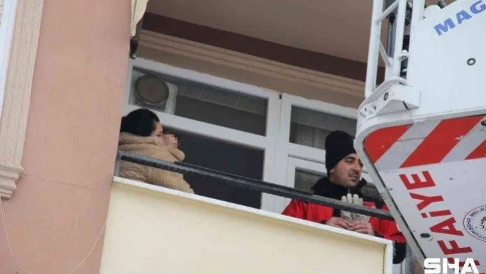 1.5 yaşındaki çocuğun yaramazlığı, annesini balkonda mahsur bıraktı