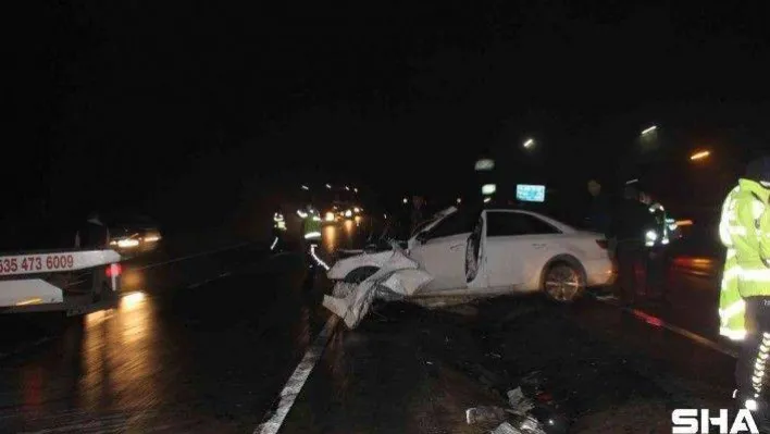 Akaryakıt istasyonundan yola çıkan otomobile tır çarptı: 5 ölü