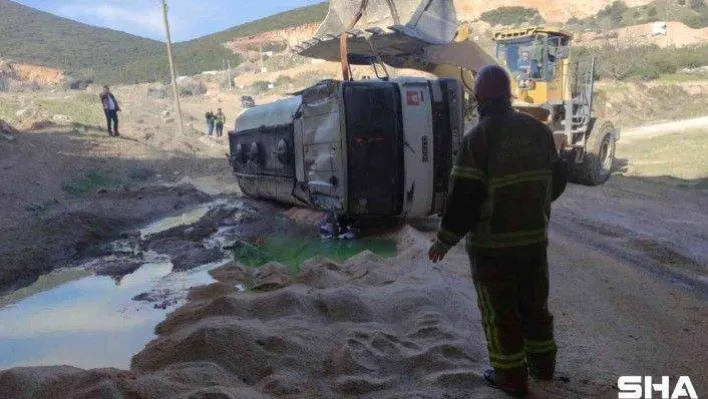 Akaryakıt tankeri kontrolden çıkıp ters döndü, litrelerce mazot yola aktı