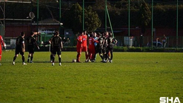 Albayrakspor - Ayazağaspor maçında olay: Bıçakla saldırıp tehdit ettiler