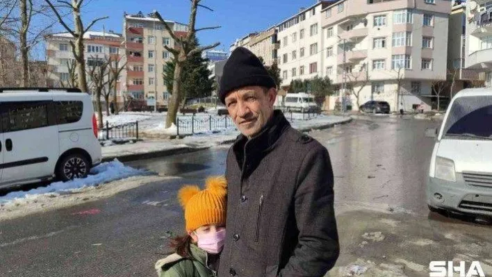 Alevlere teslim olan aracı kar atarak söndürmeye çalıştılar: O anlar kamerada