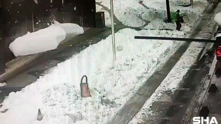 Apartmanın çatısından düşen kar kütlesi faciaya yol açıyordu