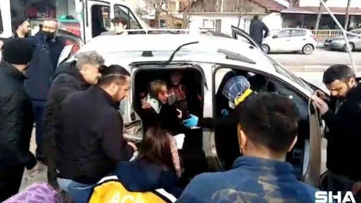 Aracın aydınlatma direğine çarpıp, karşı yola uçtuğu anlar kamerada