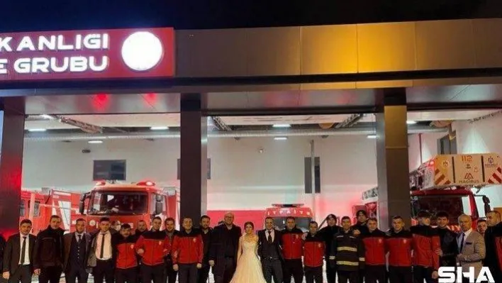 Arkadaşları düğününe gelemeyince, kendisi görev yerine gitti