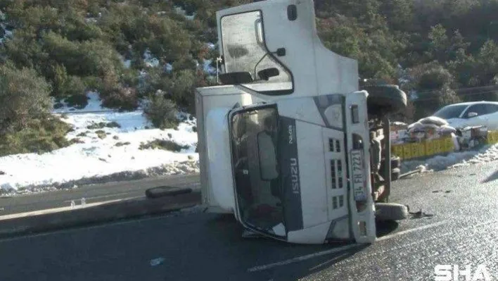 Arnavutköy'de buzlanan yolda kontrolden çıkan kamyonet yan yattı