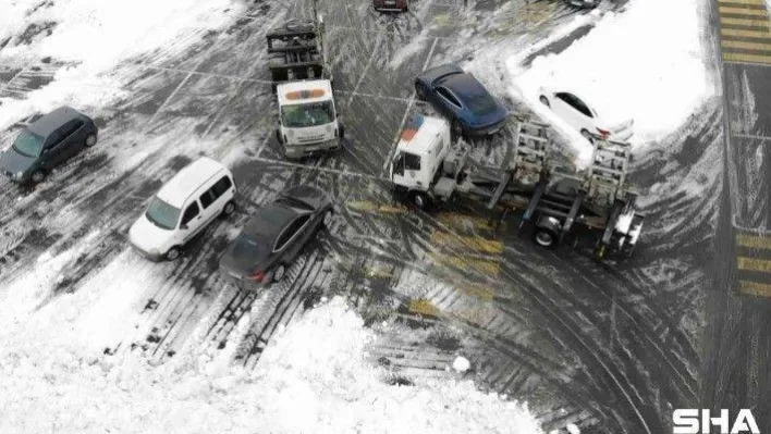 Arnavutköy'de karın temizlenmesine engel olan araçlar çekildi