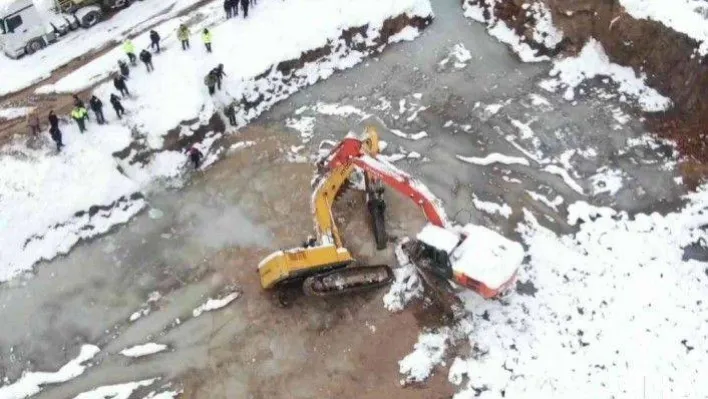 Ataşehir'de buz üstünde ilerleyen iş makinesi, buzların kırılmasıyla çukura düştü