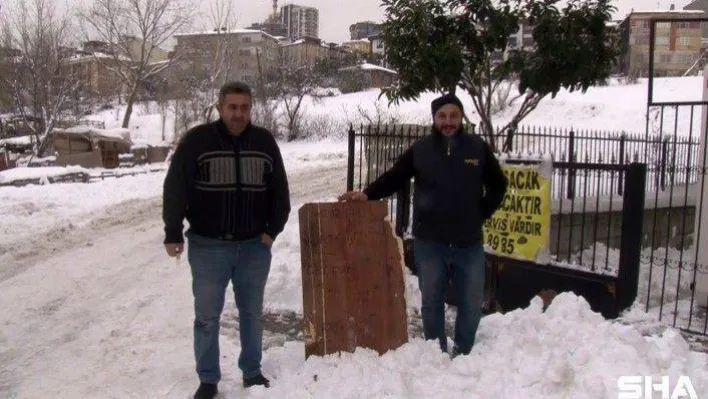 Bağcılar'da &quotaraç kurtarmak bedava&quot tabelasıyla yolda kalanların yardımına koştular