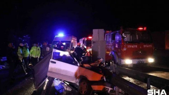 Bariyerlere ok gibi saplanan otomobil hurdaya döndü: 4 yaralı