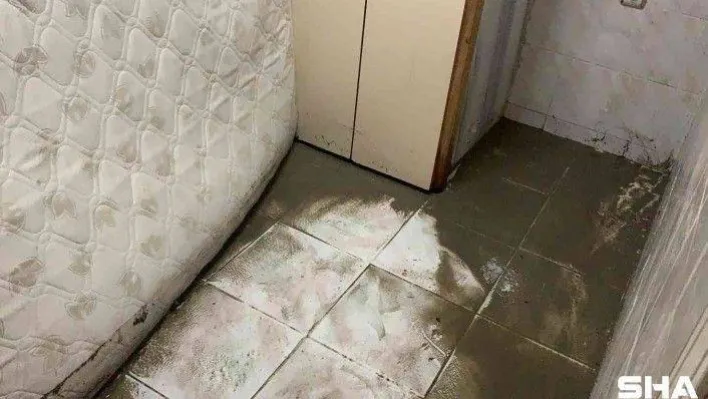 Başakşehir'de yağmur suyu hattı taştı, ev ve işyerlerini su bastı