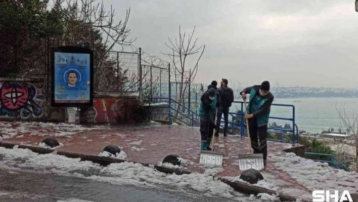 Beyoğlu Belediyesi'nden buzlanmaya karşı yoğun mesai