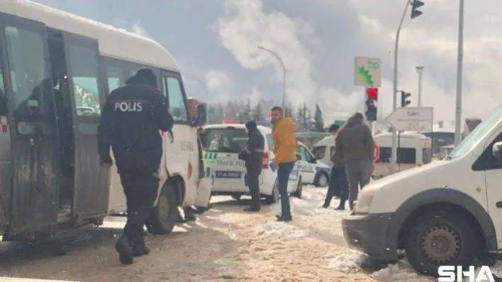 Bilecik'te yolcu minibüsü ile hafif ticari araç çarpıştı, 7 kişi yaralandı