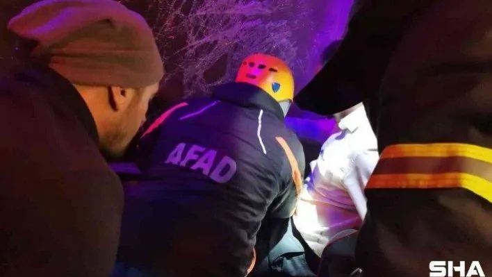 Bilecik'te yolcu otobüsü tıra arkadan çarptı, muavin araç içinde sıkıştı