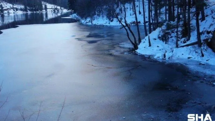 Bozcaarmut Gölet'inin kıyı kesimleri soğuk havadan dondu