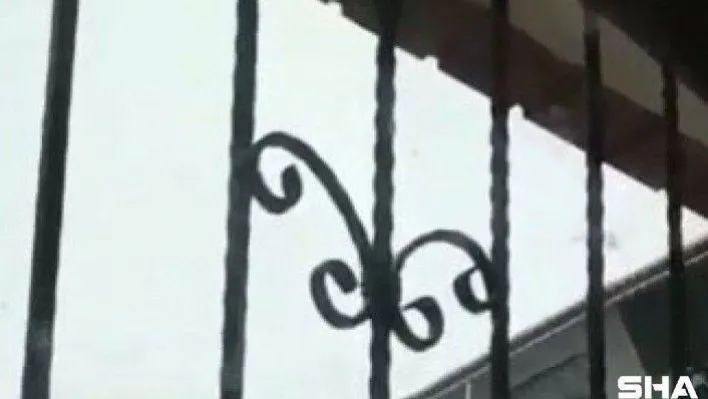 Bursa'da 4 katlı kaçak binanın yıkılma anı kameralara yansıdı