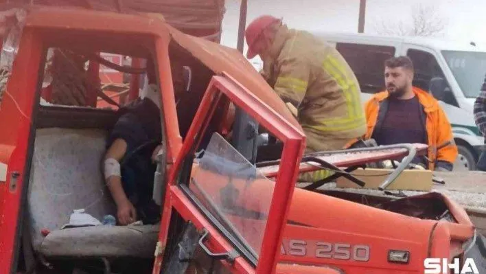 Bursa'da faciadan dönüldü...TIR'a çarpan kamyonette sıkışan sürücü böyle kurtarıldı
