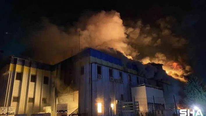 Bursa'da kimya fabrikasında yangın çıktı, patlamalar yaşanıyor
