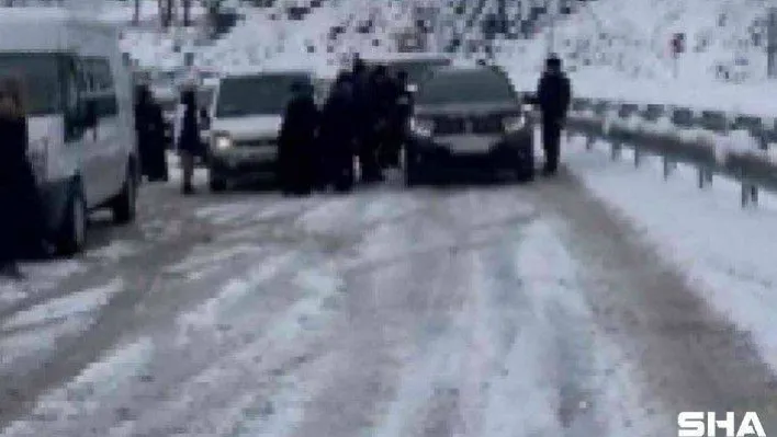 Bursa'da yolda kalan araçlara vatandaşlar yardım etti