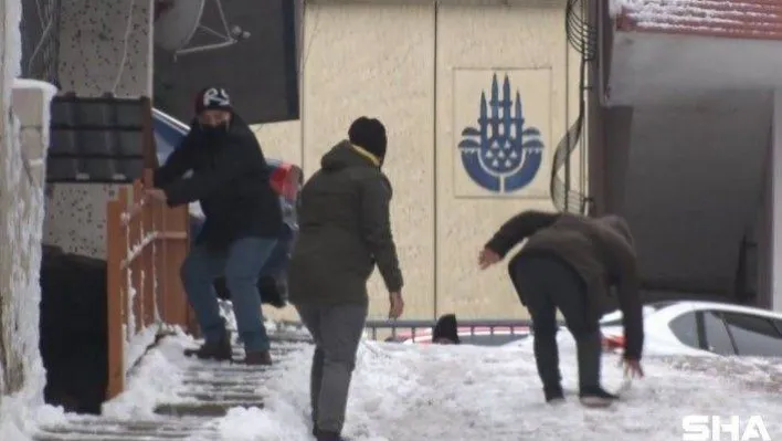 Buz pistine dönen sokakta vatandaşlar güçlükle yürüdü, 2 kişi düşüp yaralandı
