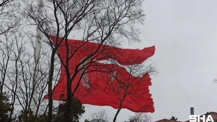 Çamlıca Tepesindeki Türk bayrağı fırtınanın şiddetiyle yırtıldı