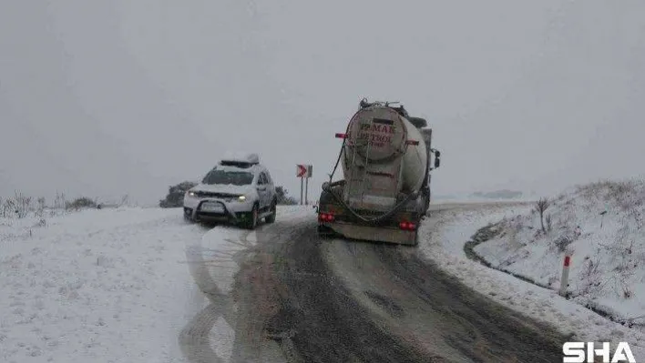 Çanakkale'de etkili olan kar yağışı sürücülere zor anlar yaşattı
