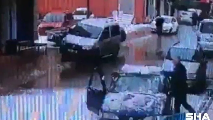 Çatıdan düşen kar kütlesi ile dehşeti yaşadılar