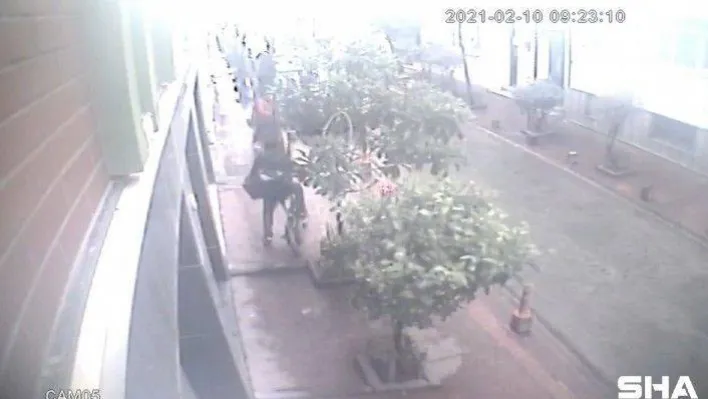 Cihangir'de hırsızın rahatlığı kamerada: Evi soyup garajdan çaldığı bisikletle kaçtı