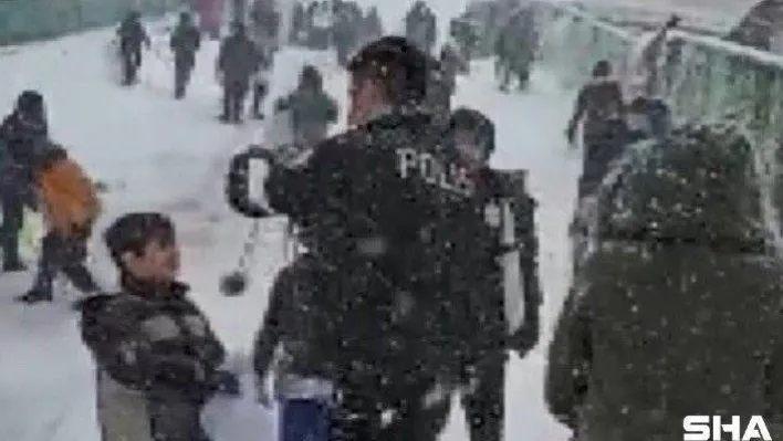 Çocuklar ile polis ekiplerinin sokakta poşetle kayak keyfi