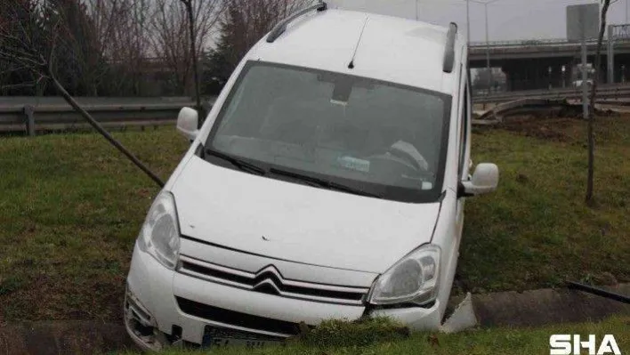 D-100'de virajı alamayınca su kanalına düştü