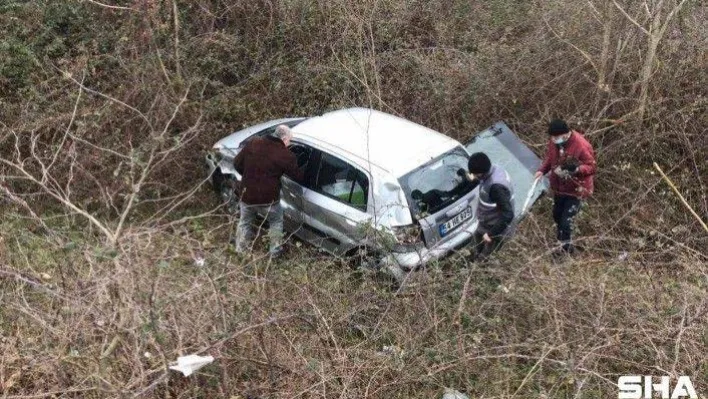 D-140 karayolunda kontrolden çıkan araç tarlaya uçtu: 2 yaralı