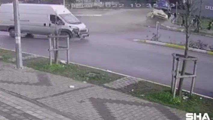 Dedesinin aracını kaçırdı, polisten kaçarken kaza yaptı