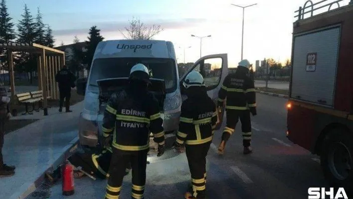 Edirne'de park halindeki kargo aracı yandı