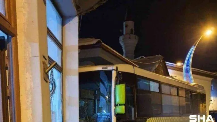 El freni çekilmeyen yolcu minibüsü kıraathane duvarına çarptı