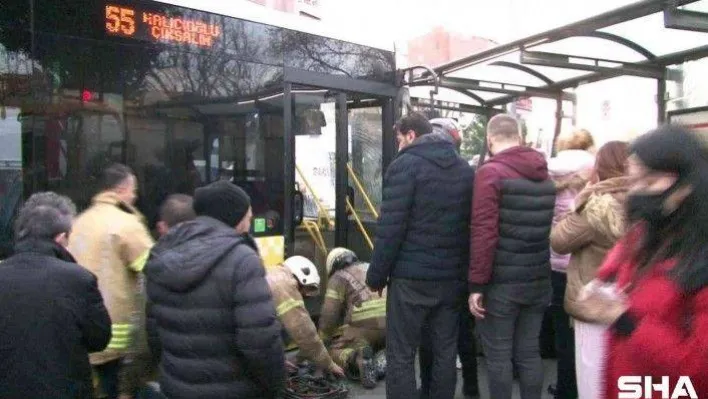 Eyüpsultan'da İETT otobüsünün durağa daldığı anlar kamerada