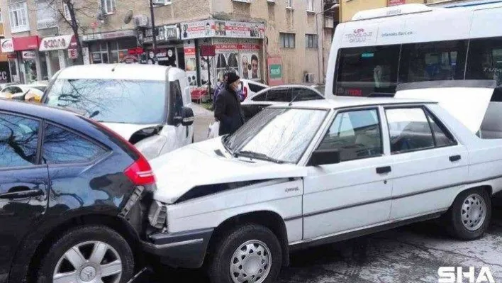 Freni boşalan otomobil park halindeki araçlara çarptı, 1 çocuk ezilmekten kurtuldu