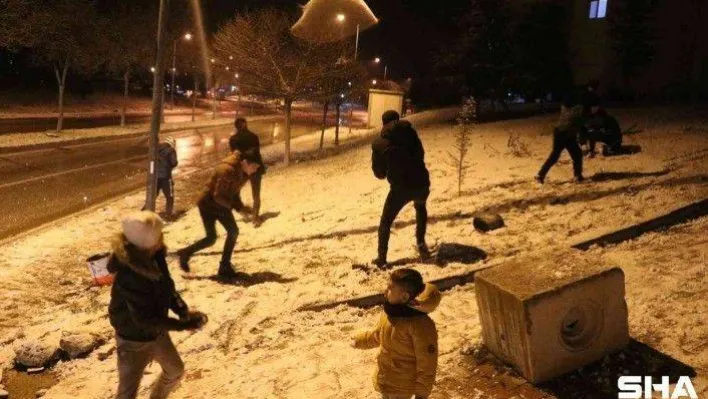 Gençler kartopu savaşı ve kayak keyfi yaparak eğlendiler