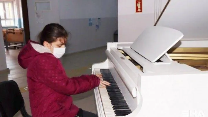 Görme engelli piyanist öğrenci İrem'e karne sürprizi