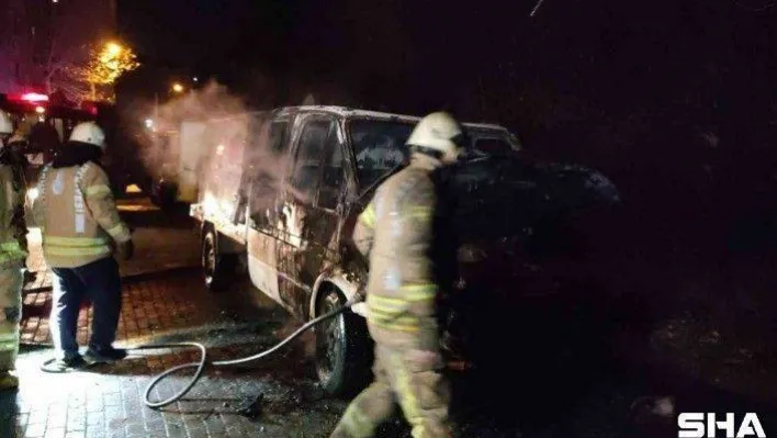 Güngören'de park halindeki kamyonet yanarak kül oldu