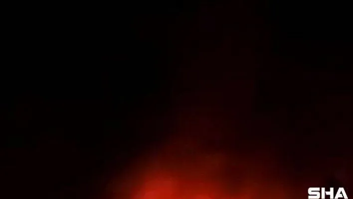 İki katlı evin çatı katı alev alev yandı