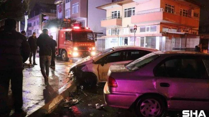 İki otomobil kavşakta çarpıştı: 4 yaralı