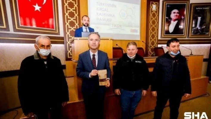 İlk hasadın çayını Başkan Taban'a hediye ettiler