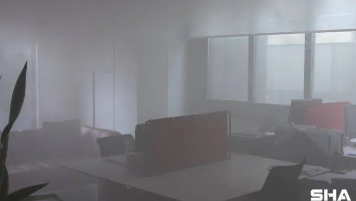 İş merkezindeki buzdolabında çıkan yangın korkuttu