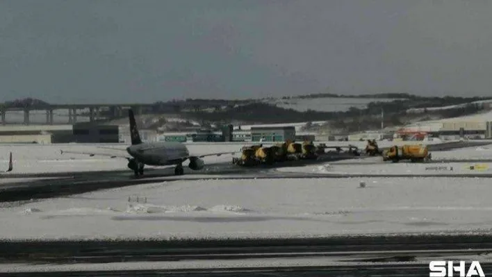 İstanbul Havalimanı'nda karla mücadele kesintisiz sürüyor