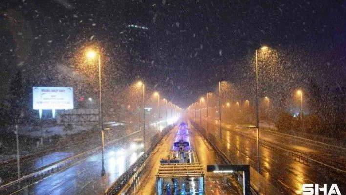İstanbul'da gece saatlerinde kar yağışı aralıklarla devam etti