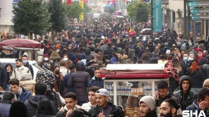 İstanbul'da kar esaretinin ardından vatandaşlar soluğu Taksim'de aldı