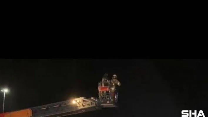 Kadıköy'de balıkçı teknesi karaya oturdu, mahsur kalan 2 kişi kurtarıldı