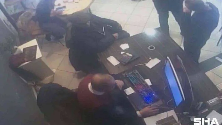 Kadıköy'de yardımsever vatandaş, yaşlı adamın unuttuğu cüzdanı teslim etti