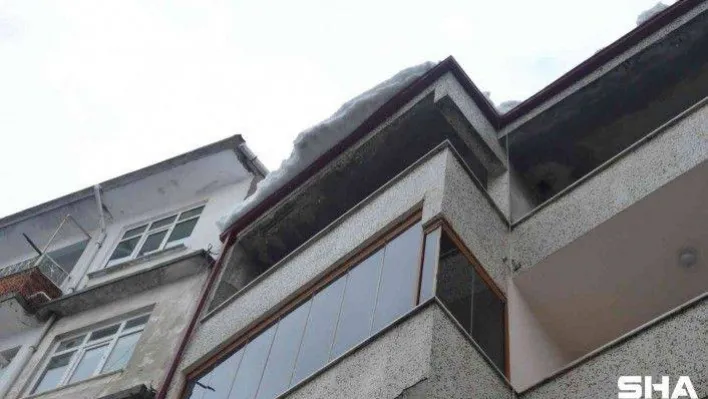 Kaldırımda yürüyen vatandaşın üstüne kar kütlesi düştü