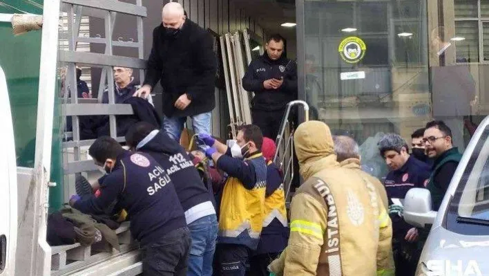 Kamyonetteki camlar üzerlerine devrildi: 2 işçi yaralandı